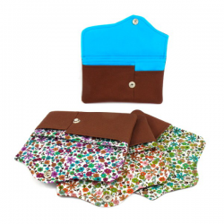 Kolorowe saszetki dla kobiet - etui na podpaski, wkładki higieniczne oraz tampony