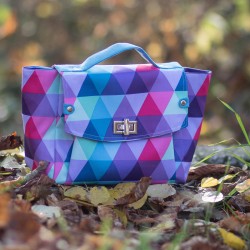 Kolorowa torebka z przekręcanym zapięciem. Jak uszyć torebkę kuferek z klapką i rączką.