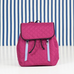 Różowy plecak z klapką i niebieskimi zamkami. Wakacyjny plecak z wiązaniem.